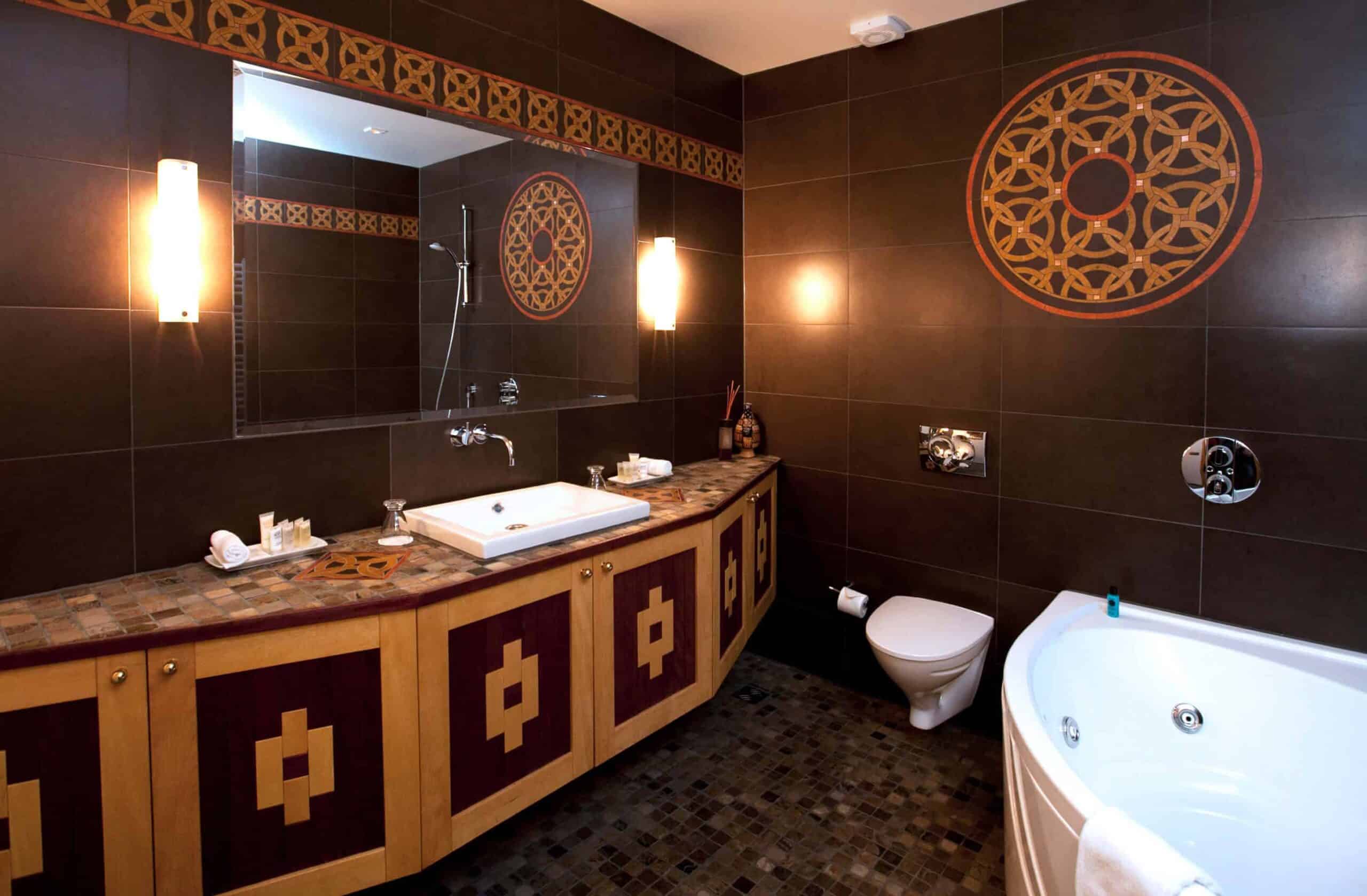 Bathroom in Hotel Rangá's South America suite decorate with dark tiles and wooden accents.