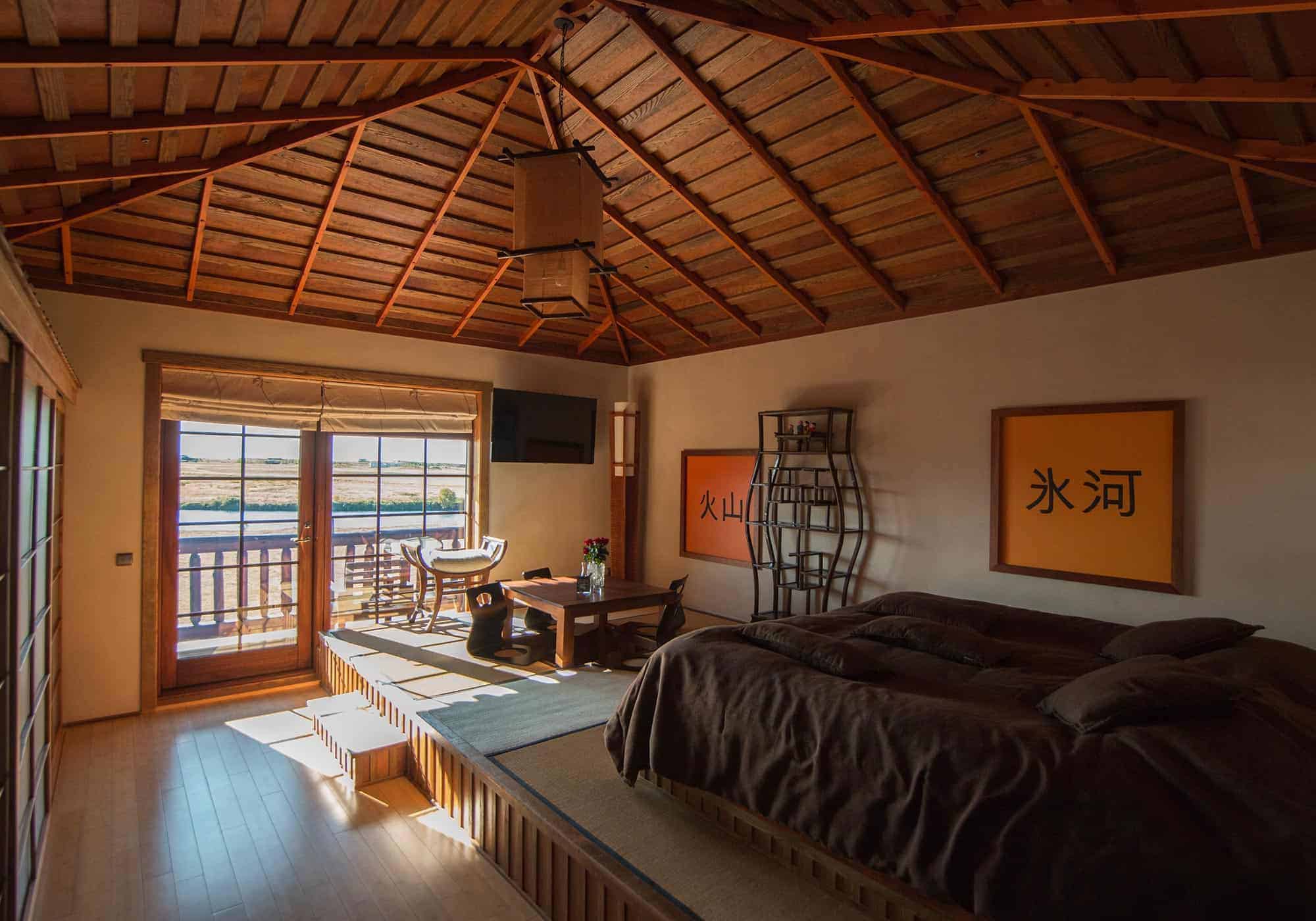Hotel Rangá's Asia Suite with decor and artwork from Japan.