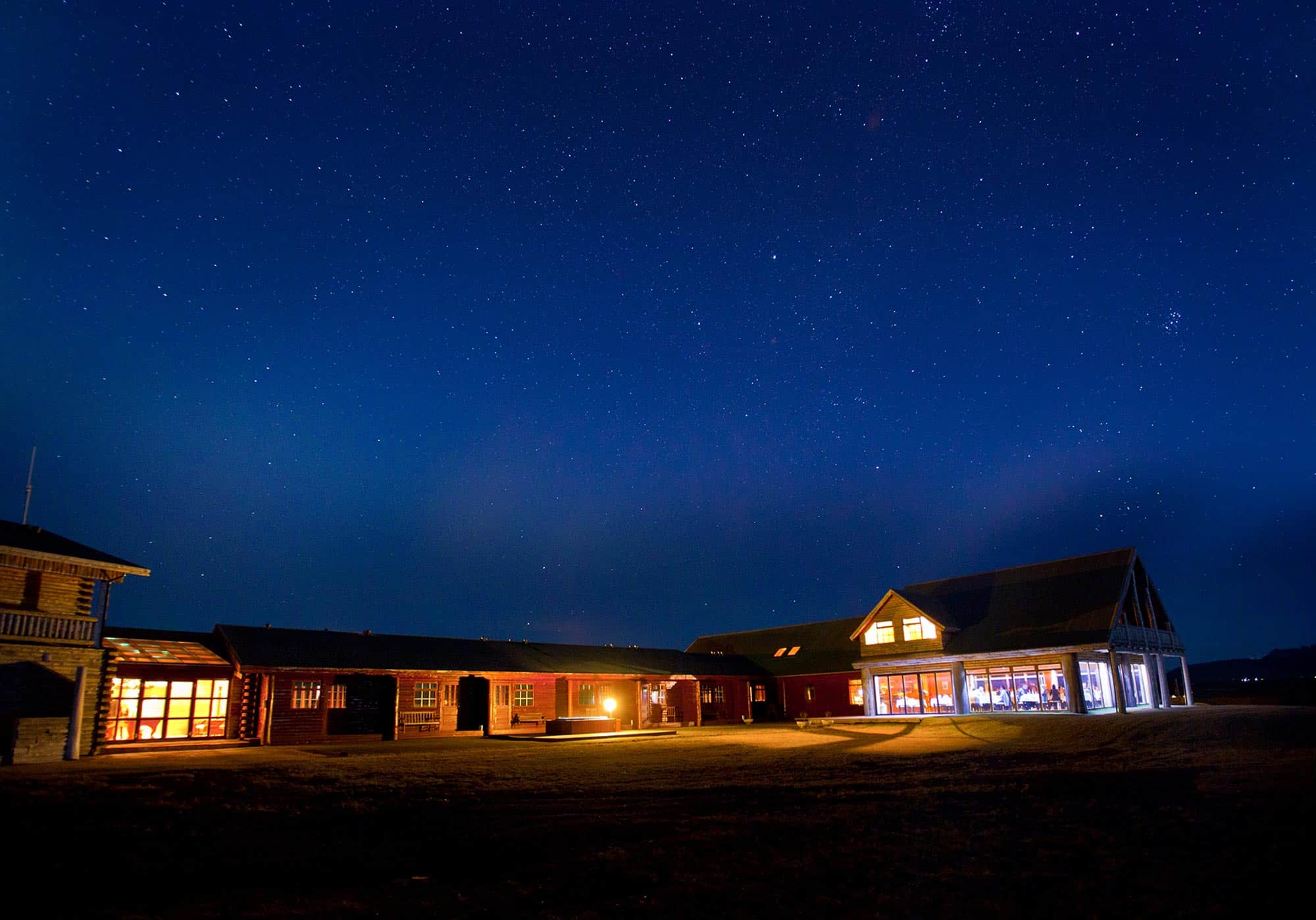 Hotel Rangá luxury hotel underneath a starry night sky in south Iceland, perfect for stargazing.