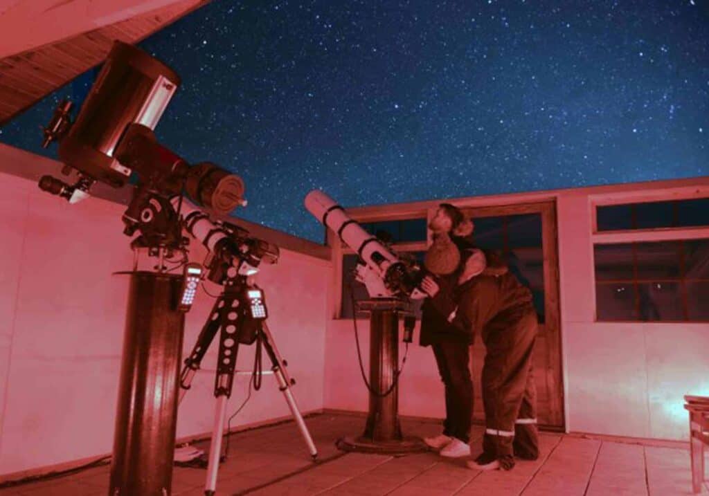 Guests exploring the night sky in Rangá Observatory.