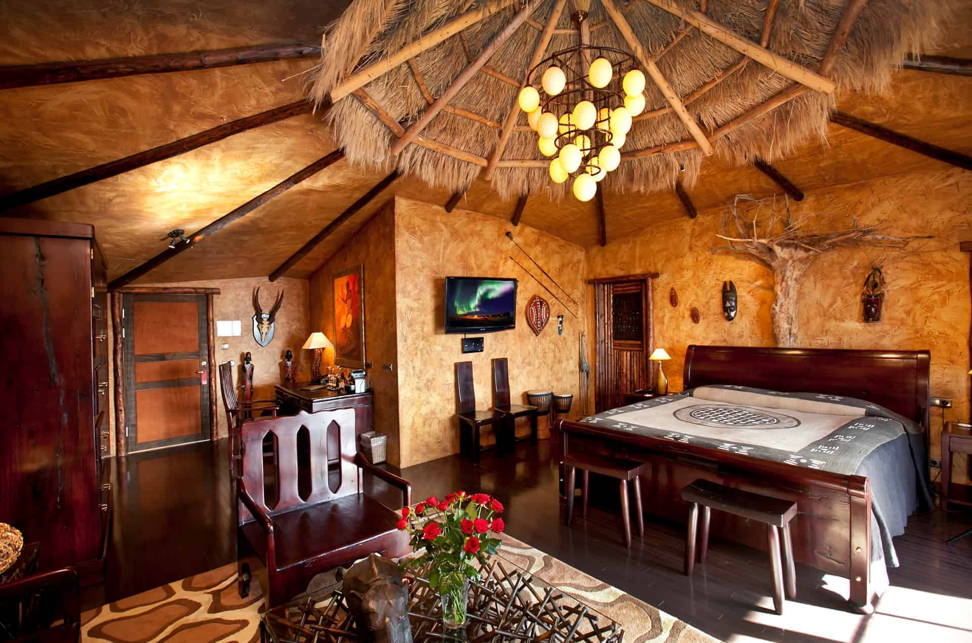 Hotel Rangá's Africa Master Suite decorated with a grass ceiling to resemble a traditional dwelling.