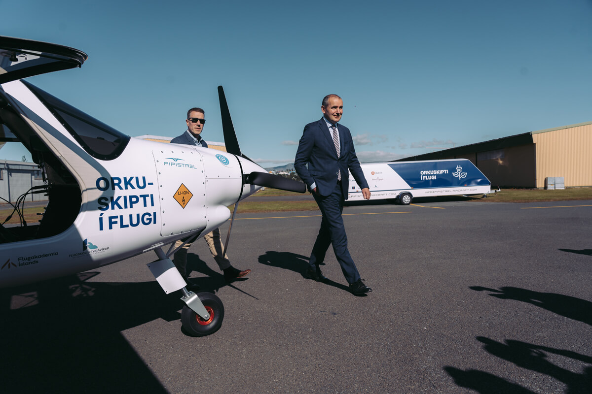 President Gudni Th. with pilot Matthias Sveinbjornsson