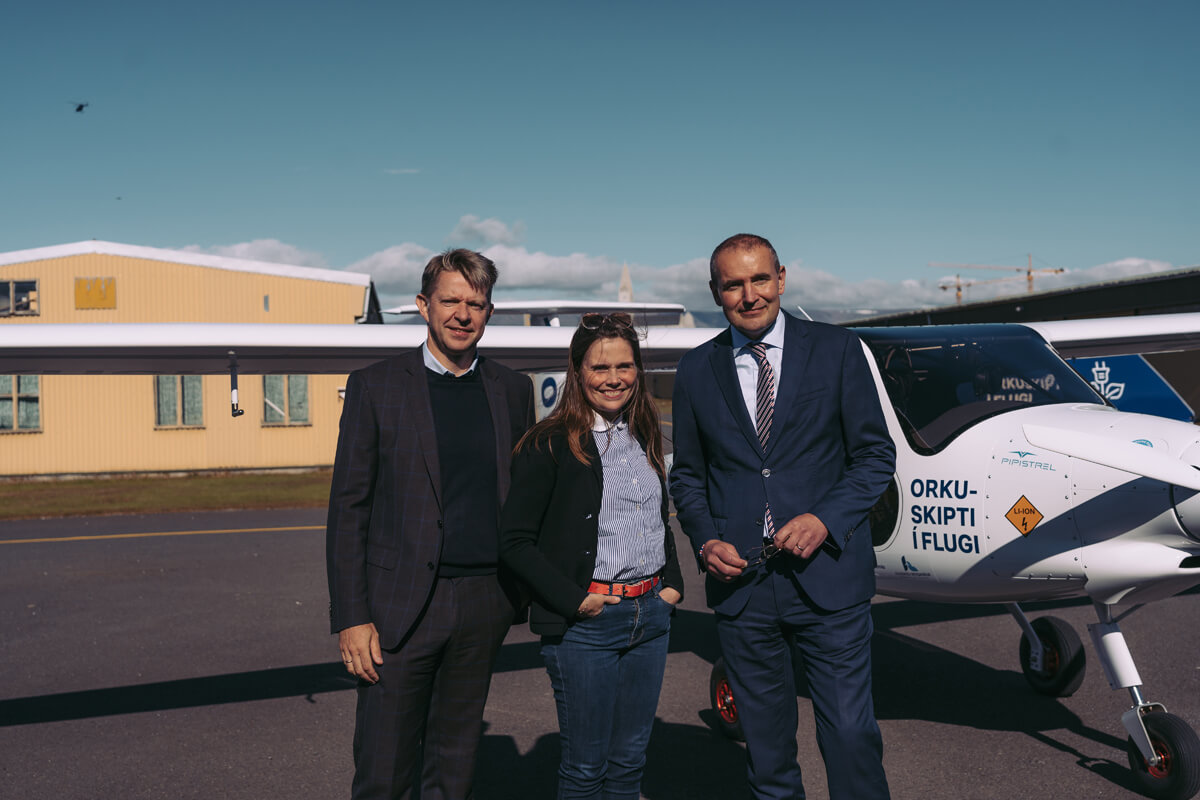 CEO of Icelandair with Katrín Jakobsdóttir og Gudni TH in front of the first electric aircraft