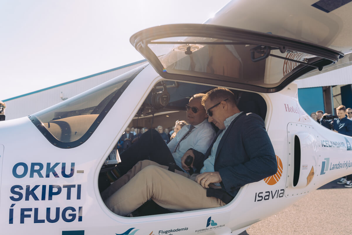 President Gudni Th. with pilot Matthias Sveinbjornsson getting ready for the first electric flight