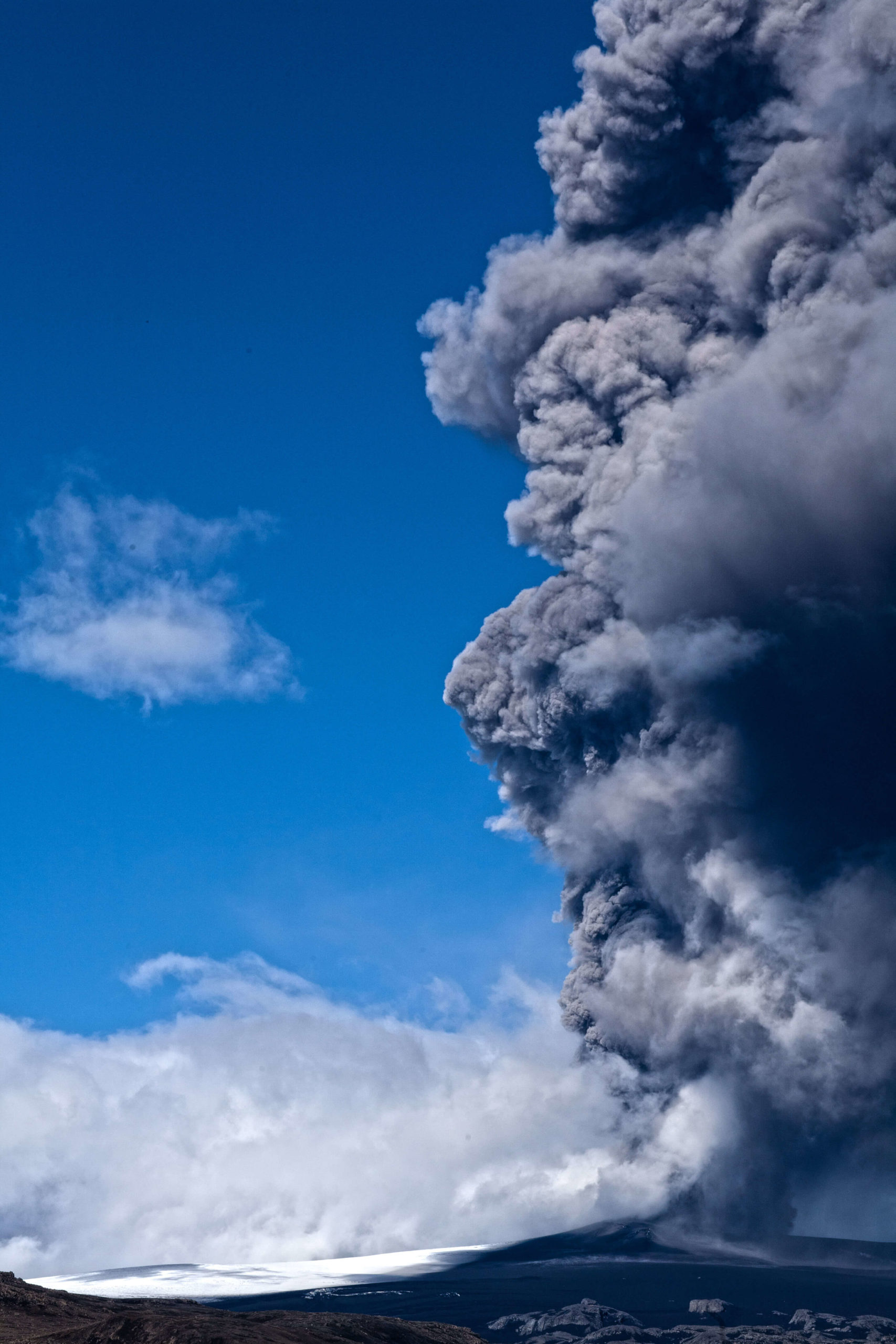 The eruption of the Eyjafjallajökull volcano-glacier, an example of volcanic eruptions in Iceland. 