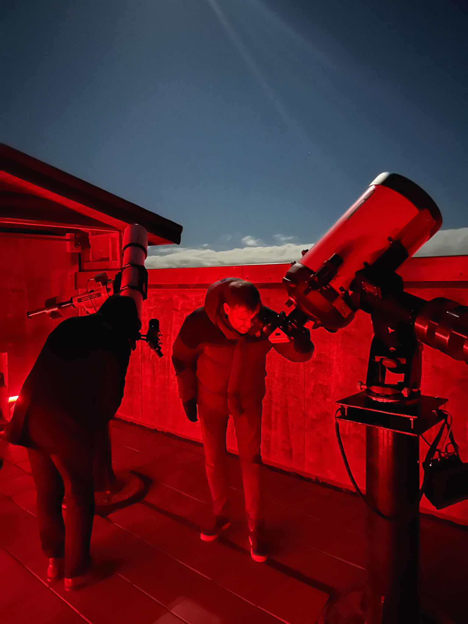 Guests at Hotel Rangá stargazing in the Hotel Rangá observatory that houses two high-quality telescopes.