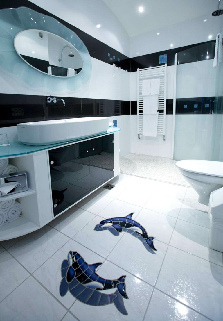 The black and white bathroom with inlaid tiles of orcas in the Hotel Rangá Antarctica Suite.