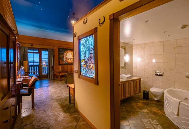 View of the bathroom in Hotel Rangá's Australia Suite and entrance to the room.