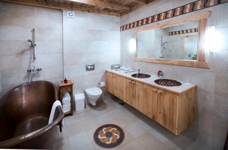 The bathroom in Hotel Rangá's North America suite which features a copper soaking tub.