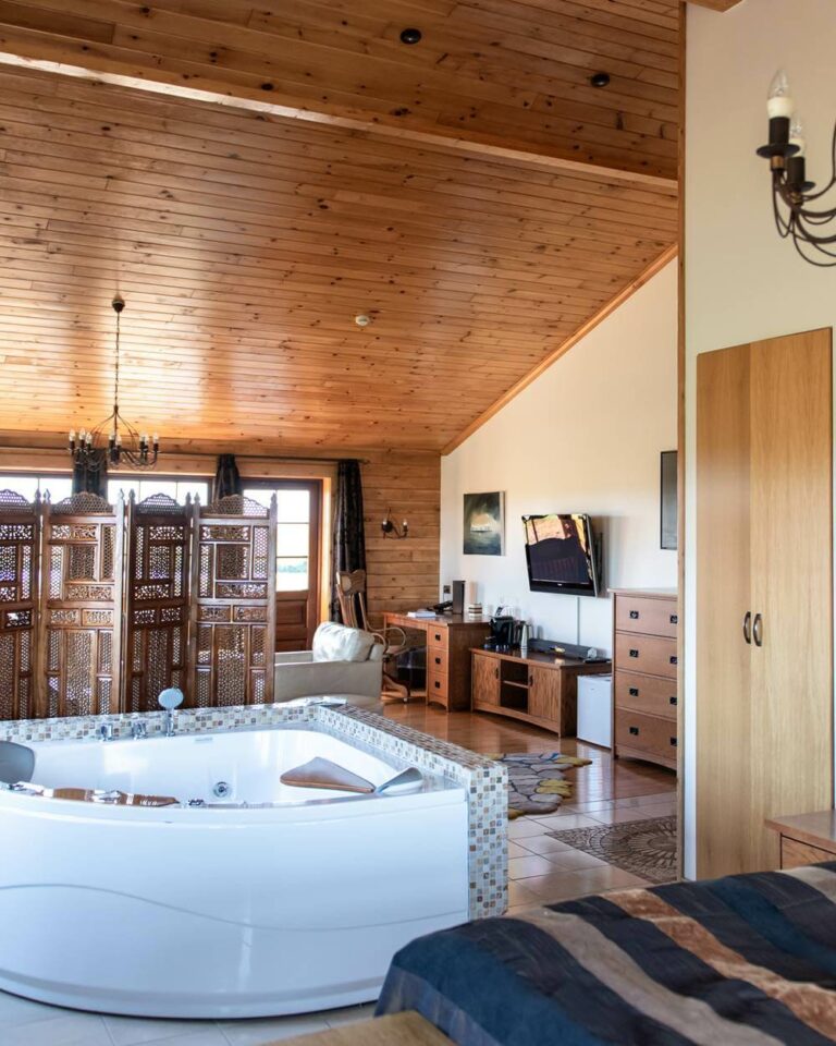 Hotel Rangá's Royal Suite featuring wooden accents and a large soaking tub.