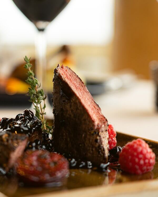 Beef served with raspberry and homemade jam in the Rangá Restaurant.