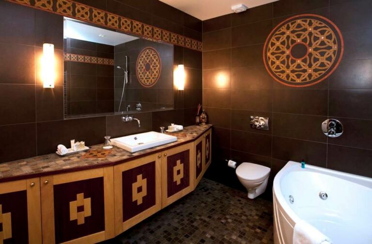 Hotel Rangá's South America Suite decorated with dark brown tiles and geometric wooden panels.